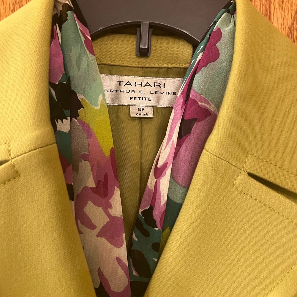 Tahari jacket, women’s, Sz 8P, lime green w/scarf, notch collar, 4button, lined